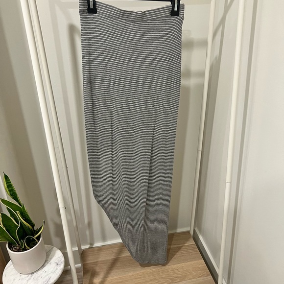 BCBG tulip hem grey striped skirt - Picture 3 of 3